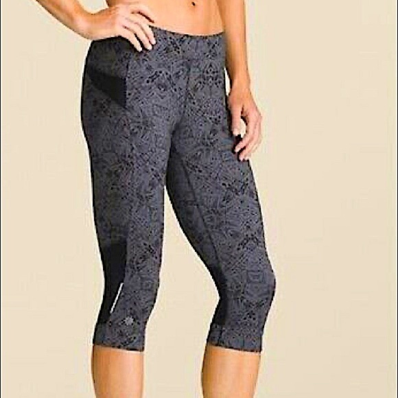 ATHLETA Printed Cairo Bare To Run Knicker Capri Leggings Yoga Workout Gym EUC - Picture 1 of 6